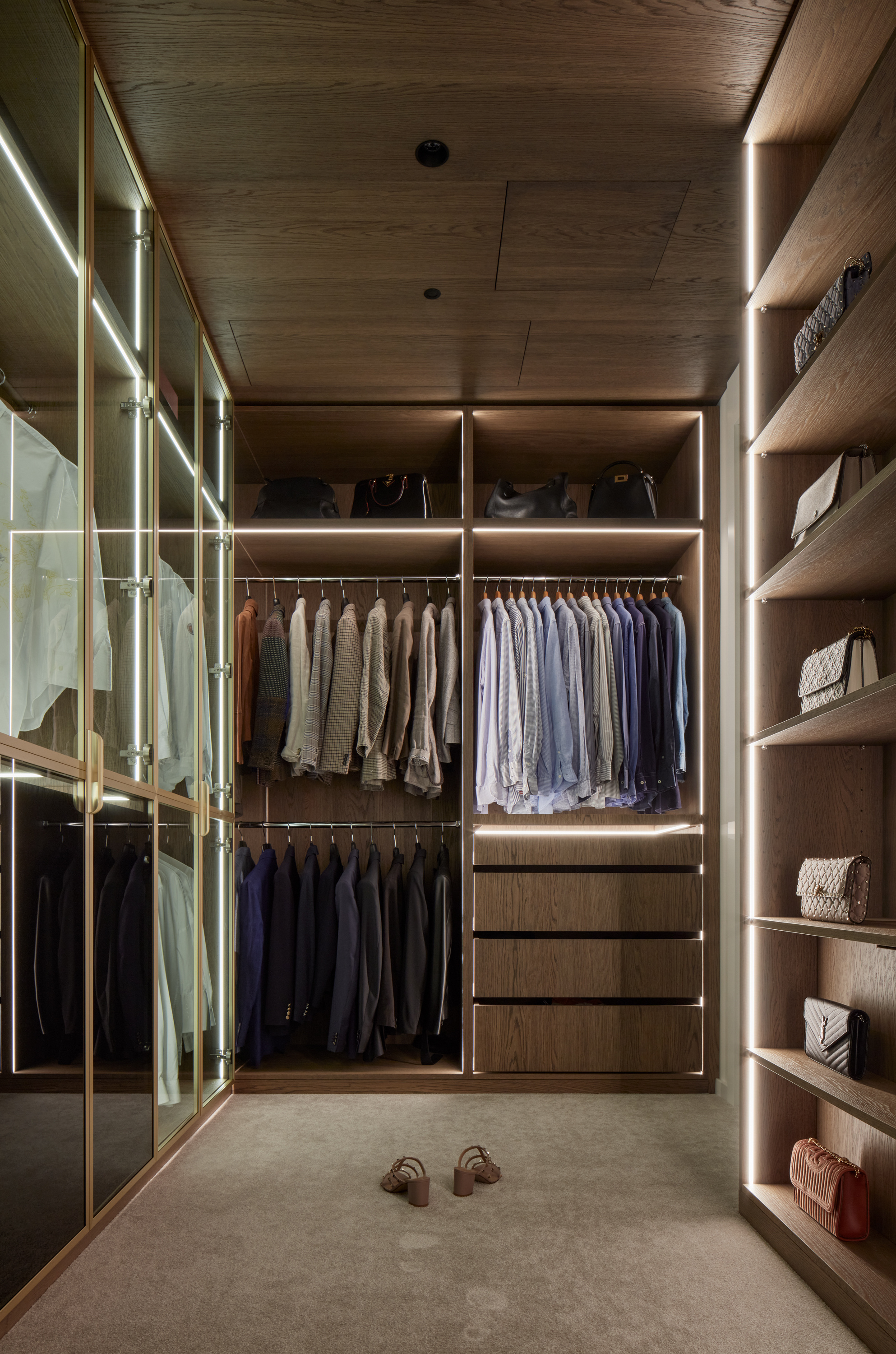Drevený walk-in šatník